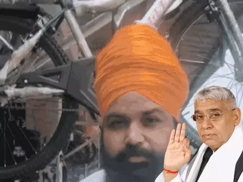 निहंगों ने हरियाणा के संत की किताबें बेचने से रोका: पंजाब में महिला श्रद्धालुओं को घेरा, बोले- ‘सिख होकर ये काम करती हो’