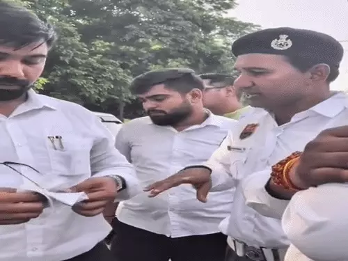 गुरुग्राम में वकीलों ने पुलिस की गाड़ी का कटवाया चालान: साथी एडवोकेट के पिता पर कार्रवाई के बाद भड़के, बोले- ‘ऑन द स्पॉट न्याय’
