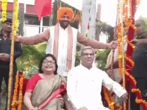 हरियाणा लोकभवन में धूमधाम से मना तीज उत्सव: CM सैनी ने राज्यपाल को झुलाया झूला, कई मंत्री भी हुए शामिल