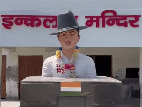 हरियाणा का अनोखा मंदिर, जहां भगवान नहीं शहीद पूजे जाते हैं: 17 साल के लड़के ने 26 साल पहले बनाया था, यहीं चलता है सरकारी स्कूल
