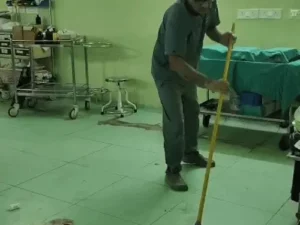 फरीदाबाद BK अस्पताल में सर्जन ने लगाई झाड़ू, VIDEO वायरल: सफाईकर्मी नहीं पहुंचे तो 30 मिनट इंतजार के बाद खुद साफ किया ऑपरेशन थिएटर