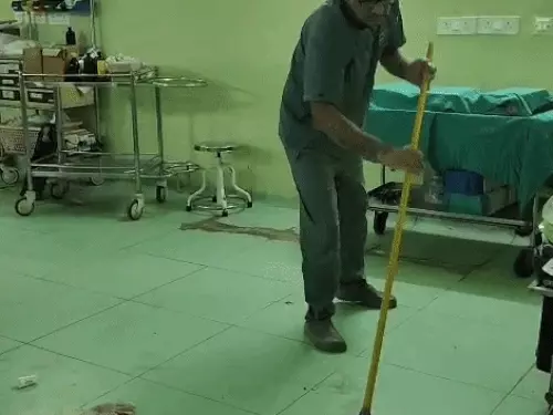 फरीदाबाद BK अस्पताल में सर्जन ने लगाई झाड़ू, VIDEO वायरल: सफाईकर्मी नहीं पहुंचे तो 30 मिनट इंतजार के बाद खुद साफ किया ऑपरेशन थिएटर