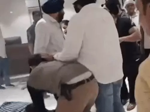 फरीदाबाद गुरुद्वारे में दो ट्रस्टियों के बीच हाथापाई, VIDEO वायरल: कमरा खोलने और सामान निकालने को लेकर विवाद