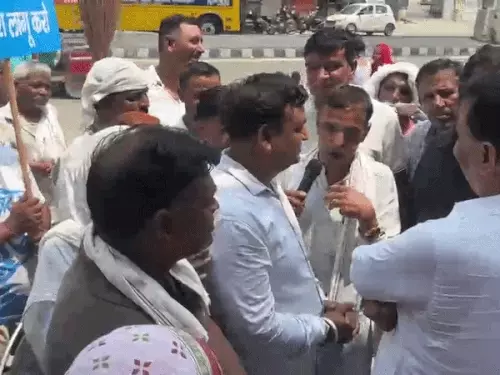‘BJP की भाषा मत बोलिए’ सुनकर विधायक ने माइक छीना, VIDEO: बहादुरगढ़ में सफाईकर्मियों से विवाद; जून बोले- प्रधान है तो फांसी तोड़ेगा