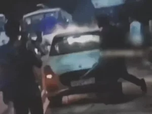10 मिनट लेट पहुंचने पर इंजीनियर को पीटा: रेवाड़ी में 3 युवकों ने हॉकी-डंडों से हमला किया, कार में तोड़फोड़; VIDEO वायरल