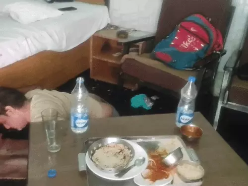 रेवाड़ी के होटल में युवक का शव मिला: कमरे के फर्श पर पड़ा था, साथी चेकआउट कर फरार; राजस्थान से आए थे दोनों
