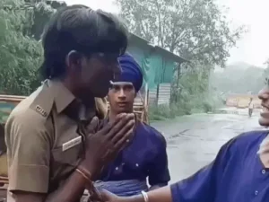 चंडीगढ़ के होमगार्ड को निहंग ने 3 थप्पड़ मारे, VIDEO: मोहाली बॉर्डर पर डोरी से खींचा, गालियां भी दीं