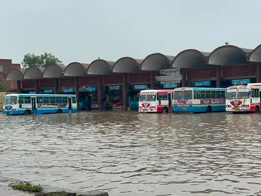 हांसी में बारिश से जलभराव: मुख्य बस स्टैंड समेत कई इलाके डूबे, GT रोड पर रोडवेज बसें रोकनी पड़ीं