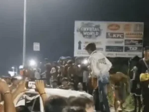 हरिद्वार में कांवड़ यात्रा के दौरान हंगामा, हरियाणा नंबर की कार में तोड़फोड़; VIDEO वायरल, ड्राइवर से मारपीट का आरोप