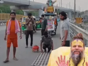 फरीदाबाद का युवक जॉर्डन की नौकरी छोड़ दंडवत कांवड़ यात्रा पर निकला, बोला- प्रेमानंद महाराज को गंगाजल से कराऊंगा स्नान