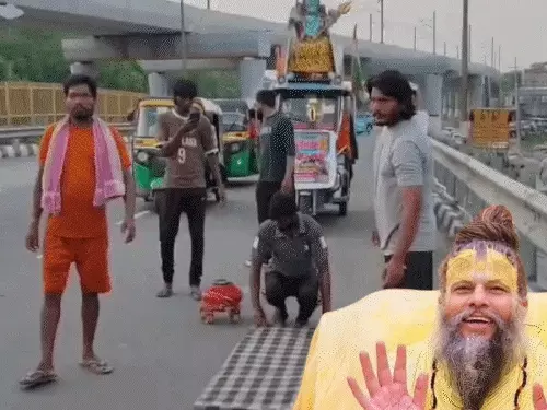 फरीदाबाद का युवक जॉर्डन की नौकरी छोड़ दंडवत कांवड़ यात्रा पर निकला, बोला- प्रेमानंद महाराज को गंगाजल से कराऊंगा स्नान