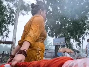 हरियाणवी फैशन डिजाइनर की अनोखी कांवड़: 15 युवतियों संग डांस करते हुए खींच रहीं रथ, स्वागत पर देती हैं टेलरिंग फीता; 9 राज्यों में 45 ब्रांच