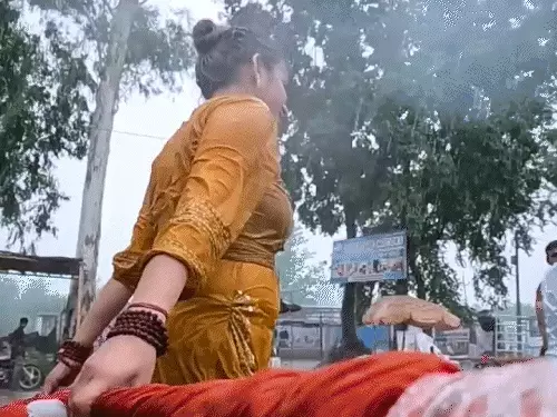 हरियाणवी फैशन डिजाइनर की अनोखी कांवड़: 15 युवतियों संग डांस करते हुए खींच रहीं रथ, स्वागत पर देती हैं टेलरिंग फीता; 9 राज्यों में 45 ब्रांच
