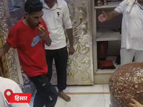 हरियाणा में 5 हजार साल पुराने शिवलिंग पर कांवड़ियों ने चढ़ाया जल: ड्राइवर छोरी हरिद्वार से गंगाजल लाए, माता-पिता को नहलाया