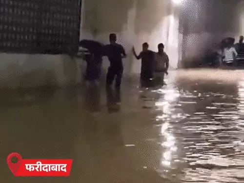 हरियाणा में बारिश से बिगड़े हालात: रोहतक-फरीदाबाद-झज्जर में घरों में घुसा पानी, फतेहाबाद में छत गिरी; गुरुग्राम में कंधे पर बाइक
