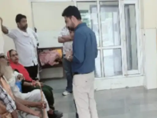 कैथल नागरिक अस्पताल में दो युवकों पर चाकू से हमला: पुराने विवाद में वारदात, मेडिकल कराने पहुंचे थे; रोहतक PGI रेफर