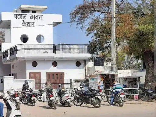 कैथल में पटवारियों की हड़ताल 2 दिन और बढ़ी: पोर्टल की खामियों का विरोध, पटवार भवन पर ताले; 4 दिन कामकाज ठप