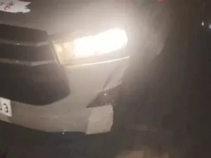 कैथल में पुलिस पर नशे में गाड़ी चलाने का आरोप: मकान से टकराई डायल-112; लोगों का दावा-कार में शराब की बोतल मिली