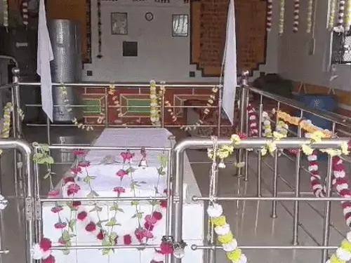 महेंद्रगढ़ में मंदिर का दानपात्र तोड़कर नकदी चोरी, CCTV में कैद हुए दो युवक; पहले की रेकी, फिर वारदात
