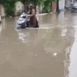 रोहतक में 118 MM बारिश से हाहाकार: घरों में घुसा पानी, दर्जनों बाइक बंद; घुटनों तक पानी में गुजरते दिखे लोग