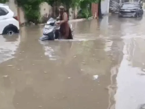 रोहतक में 118 MM बारिश से हाहाकार: घरों में घुसा पानी, दर्जनों बाइक बंद; घुटनों तक पानी में गुजरते दिखे लोग