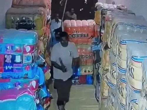 पानीपत में कपड़ा गोदाम पर 10-12 युवकों का हमला, VIDEO: चाकू-गंडासी से वार, तोड़फोड़ के बाद कैश लूटा