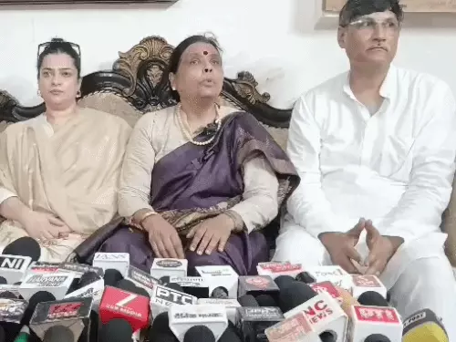 BJP प्रदेशाध्यक्ष अर्चना गुप्ता ने पत्रकारों के सवालों पर जोड़े हाथ: कॉमनवेल्थ की मेजबानी पर बोलीं- हमारे यहां ऐसी व्यवस्थाएं नहीं
