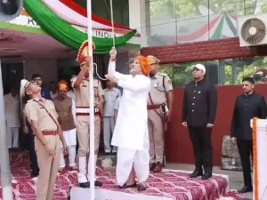 भिवानी में सांसद सुभाष बराला ने किया ध्वजारोहण: बारिश से बदला कार्यक्रम स्थल, हॉल में उमस से परेशान दिखे लोग