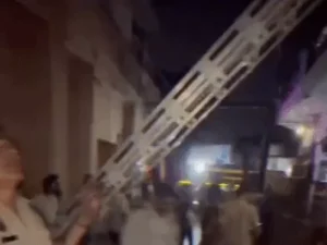 रोहतक में मकान में लगी भीषण आग: बच्चों समेत परिवार ने बाहर निकलकर बचाई जान; बचाने आए लोग झुलसे