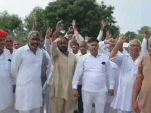 रोहतक में रामपाल के खिलाफ ग्रामीणों का मोर्चा: हुड्डा खाप ने कहा- पाखंडवाद का विरोध जारी रहेगा; किताबों से भ्रांतियां फैलाने का आरोप