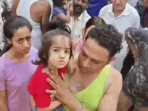 भिवानी में चलती स्कूल बस में बच्ची का खौफनाक हादसा: फर्श से नीचे निकली, टायर के नीचे आने से बाल-बाल बची; मचा हंगामा