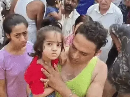 भिवानी में चलती स्कूल बस में बच्ची का खौफनाक हादसा: फर्श से नीचे निकली, टायर के नीचे आने से बाल-बाल बची; मचा हंगामा